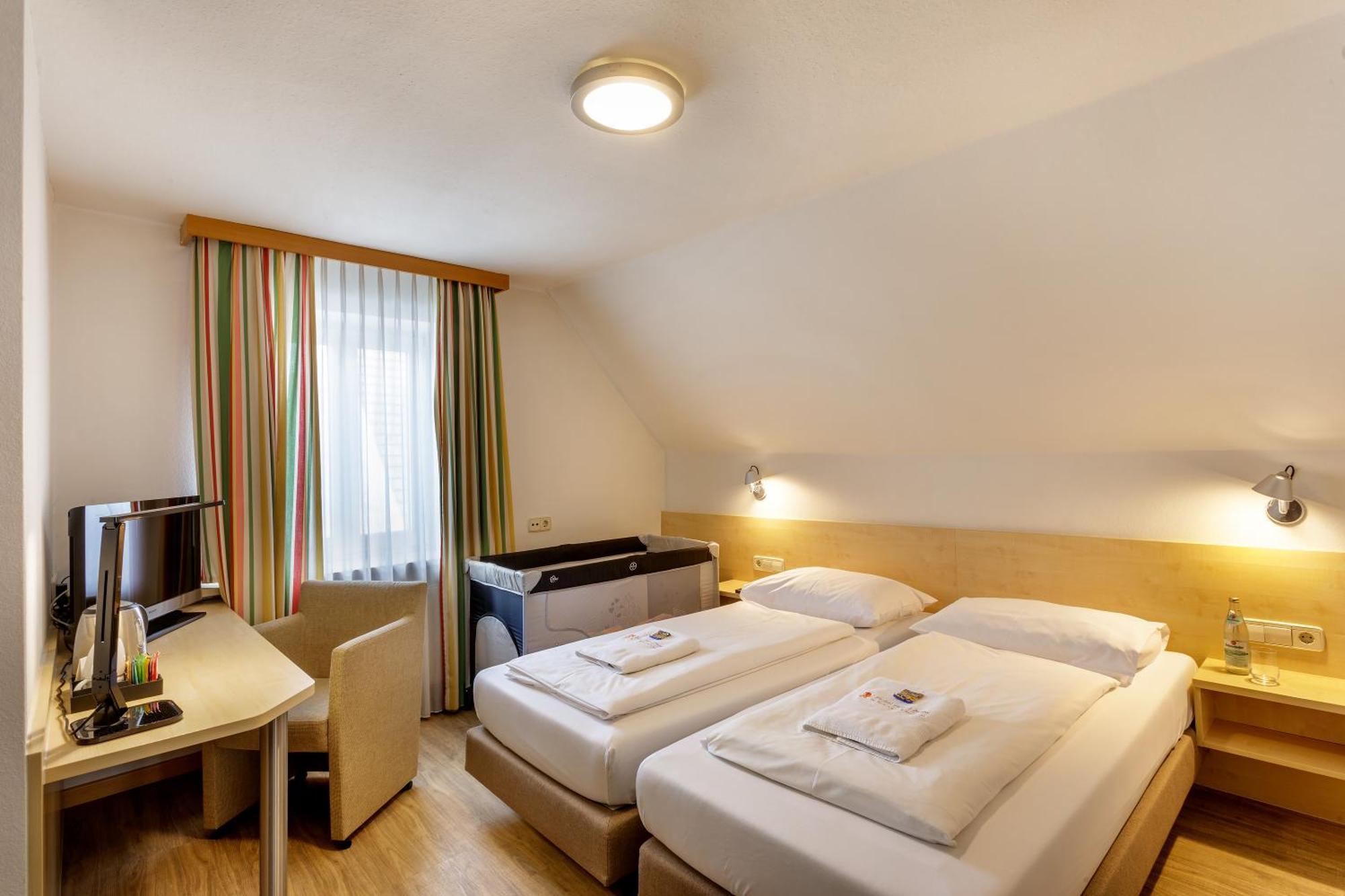 Hotel Zum Loewen Weißenhorn Екстериор снимка