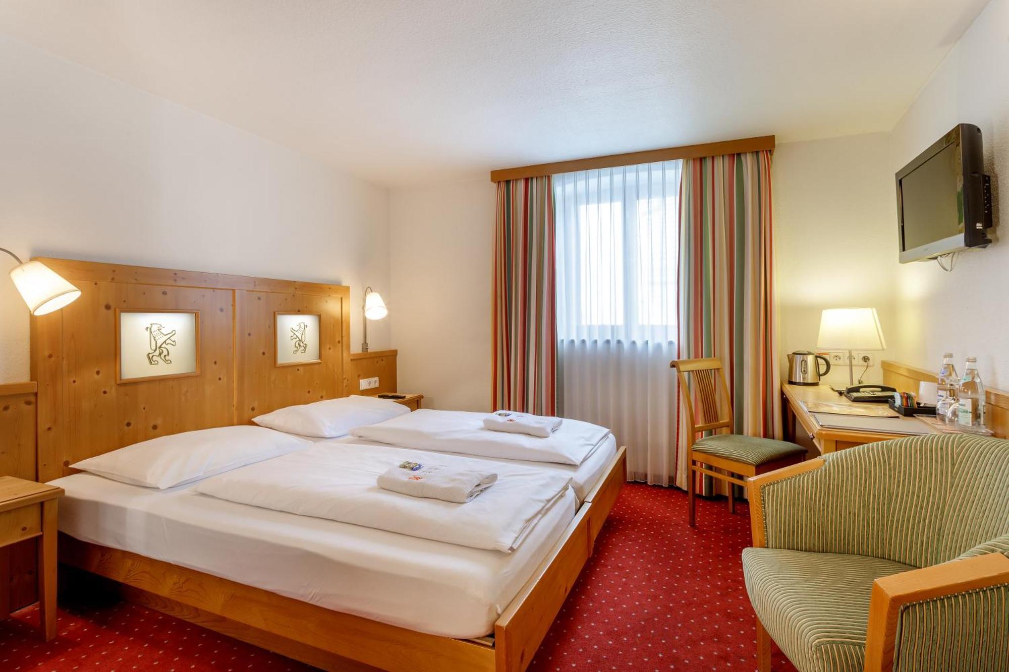 Hotel Zum Loewen Weißenhorn Екстериор снимка